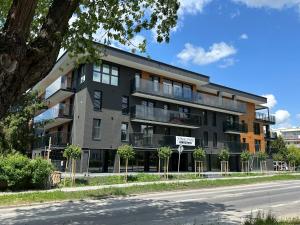 un edificio de apartamentos al lado de una calle en RestPark en Kielce