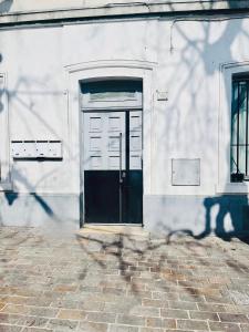 een deur aan de zijkant van een wit gebouw bij SUPERBE DUPLEX DESIGN NEUF 2 CHAMBRES, CLIMATISE TOUT CONFORT, FACILE D,ACCES STATIONNEMENT GRATUIT in Marseille