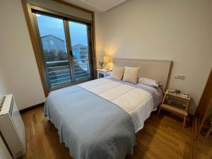 Postel nebo postele na pokoji v ubytování Apartamento-Suite en la playa de San Antón en Porto de Espasante + 106 fotografií