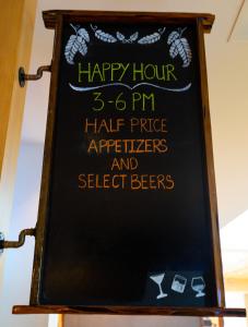 un cartel que dice happy hour a mitad de precio electrodomésticos y cervezas selectas en Baton Rouge Marriott en Baton Rouge