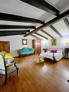 - un grand salon avec deux lits et un canapé dans l'établissement La Casería, à Navaconcejo