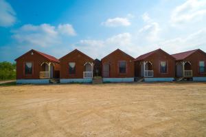 una fila de casas en un camino de tierra en Grand Eagle Ford Lodge & RV Park, en Tilden