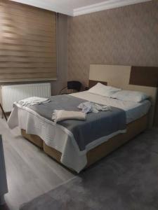 a bedroom with a large bed in a room at Sivas Houses Lüks Merkezde Family Suite Home 1 in Sivas