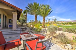 un patio con mesa, sillas y palmeras en Sunny California Retreat with Resort Amenities!, en Borrego Springs