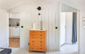 Habitación con tocador de madera y cocina. en Lovely Home In Slvesborg With Kitchen, en Sölvesborg
