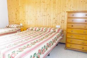 サロウにあるApartsalou Malvinasのベッドルーム1室(ベッド2台、ドレッサー付)