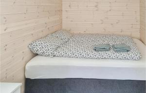 um quarto com uma cama com duas toalhas em 3 Bedroom Nice Home In Os 