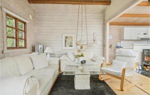 ein Wohnzimmer mit einem weißen Sofa und einem Tisch in der Unterkunft Lovely Home In Humble With Kitchen in Humble