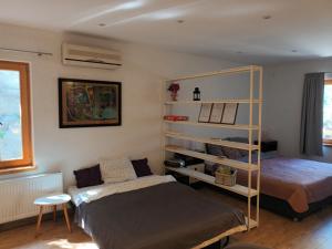 1 dormitorio con cama y estante para libros en Apartment Sandra2, en Lovran