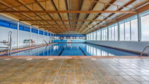 Bazén v ubytovaní Hotel Molino De Saydo alebo v jeho blízkosti