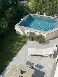 an overhead view of a swimming pool in a yard at Villa piscine plein sud proche Uzes in Arpaillargues-et-Aureillac +9 photos