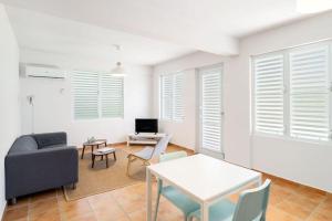 ein Wohnzimmer mit einem Sofa und einem Tisch in der Unterkunft Casa al Mare #3- 1 bdr - 4 min walk to Sandy Beach in Rincon