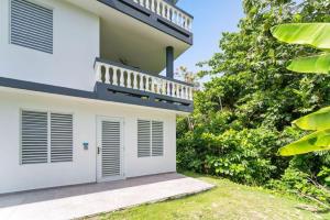 Casa con puertas blancas y balcón. en Casa al Mare #3- 1 bdr - 4 min walk to Sandy Beach en Rincon