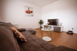 uma sala de estar com um sofá e uma mesa em Apartma Sofija, Moravski Dvori em Moravske-Toplice