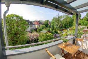 einen Balkon mit einem Tisch und Aussicht in der Unterkunft Appartement mit Balkon Westfalenhalle und Universität fußläufig in Dortmund