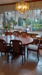 A restaurant or other place to eat at Zimmer mit optimaler Verkehrsanbindung und vielen Extras in Berlin-Rudow