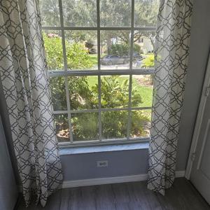 uma janela com vista para um pátio em West-Haven-537 em Davenport