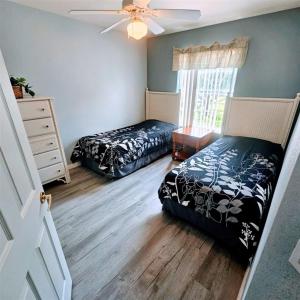 um quarto com 2 camas e uma ventoinha de tecto em West-Haven-537 em Davenport