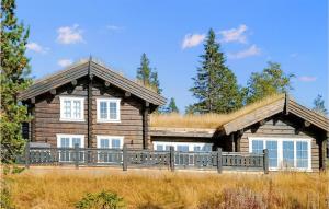 una gran casa de madera con techo de hierba en Nice Home In Noresund With House A Mountain View, en Noresund