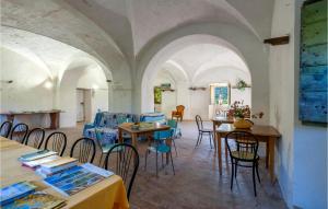 Cette chambre est dotée d'arches, de tables et de chaises. dans l'établissement Valguerriera - Avena, à Apecchio