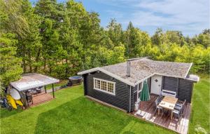 eine Luftansicht eines winzigen Hauses mit einer Terrasse in der Unterkunft Lovely Home In Hjslev With Kitchen in Lundø