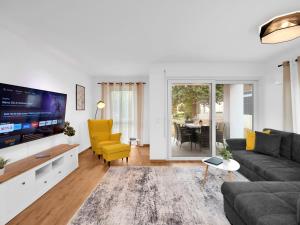 a living room with a couch and a tv at INhome 3x TV - Terrasse - Küche - Parken- Netflix in Crailsheim