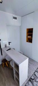 un ufficio bianco con scrivania e sedie bianche di Къмпинг за Каравани и Кемпери Барите - Caravan Pitch Park Barite a Varna