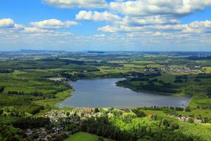 una vista aérea de un río y una ciudad en HM - Tinyhouse 1 Deluxe Krombachtalsperre Westerwald en Driedorf