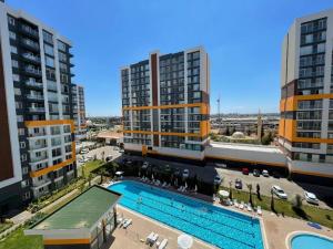 un complejo de apartamentos con piscina y 2 edificios altos en Ekpa Opulence, en Antalya