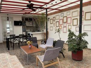 patio con sillas, mesa y comedor en Hotel RioMiel Tlaxcala, en Tlaxcala de Xicohténcatl