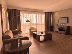 een woonkamer met een bank en een tafel bij Kubitschek Plaza Hotel in Brasilia