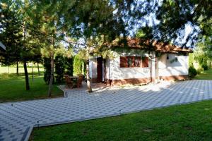 Casa pequeña con patio en Kuća za odmor Čanić gaj, en Gospić