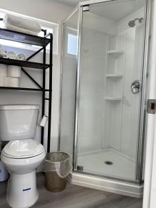 een badkamer met een douche en een toilet bij Tiny house in the heart of MOVAL private freeparking Netflix in Moreno Valley
