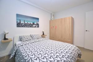 1 dormitorio con 1 cama y armario de madera en STAY Benavente, en Oviedo