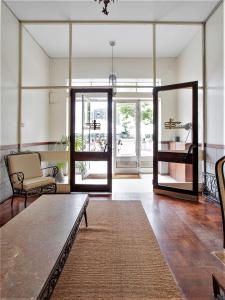 a living room with a table and a mirror at Porto Je T'aime - Solar São João in São João da Madeira