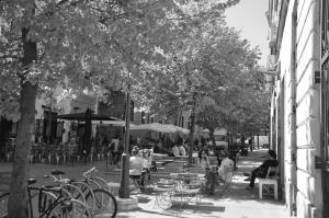 een groep mensen die aan tafel zitten in een stadsstraat bij Casa Pesa 2 rooms 2 baths Rome center in Rome