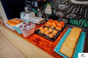 Hostería Bella Ushuaia في أوشوايا: بوفيه فيه خبز ومعجنات على طاولة