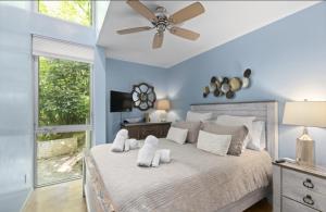 - une chambre avec un lit et un ventilateur de plafond dans l'établissement Tara's Treehouse near Asheville, à Fairview