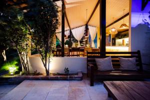 un banc devant un bâtiment avec un restaurant dans l'établissement Pousada Carioca - Pousada de Charme, à Jericoacoara