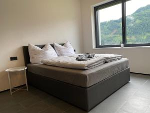 un letto in una camera con una grande finestra di Apart Zangerle a Fliess