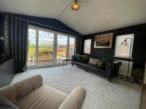 Posezení v ubytování 16 Lake View, Pendle View Holiday Park, Clitheroe