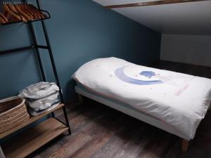 Charmant appartement au cœur de ville de Toul في تول: سرير في غرفة مع سرير بطابقين
