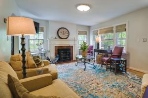 Seating area sa Cumberland Cottage with Screened Porch and Fire Pit!