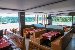 Pāngāla的住宿－Mandara Residency，餐厅内带桌椅的用餐室
