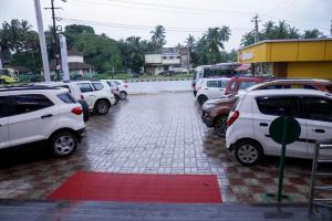 Pāngāla的住宿－Mandara Residency，停在停车场的一帮车