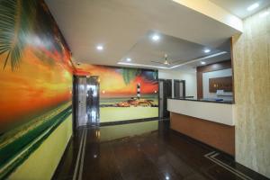 Pāngāla的住宿－Mandara Residency，走廊上挂有灯塔画的墙壁