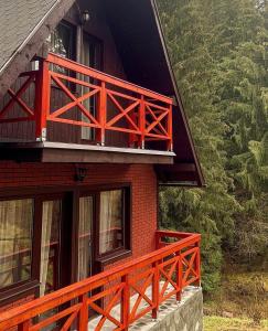 czerwony balkon po stronie domu w obiekcie Casa Familiei w Braszowie
