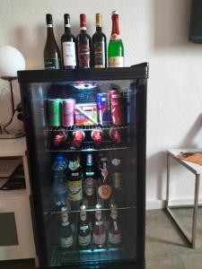 lodówka z dużą ilością butelek alkoholu w obiekcie Stuttgart Holiday 02 w Stuttgarcie