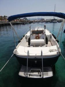 un barco está atracado en el agua en Sleep in the bay on my boat en Porto San Paolo