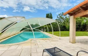 - une piscine avec un couvercle de verre sur la terrasse dans l'établissement Stunning Home In Amailloux With Outdoor Swimming Pool, à Amailloux